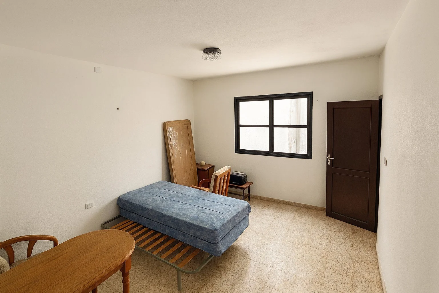 Estancia con ventana y mobiliario existente.