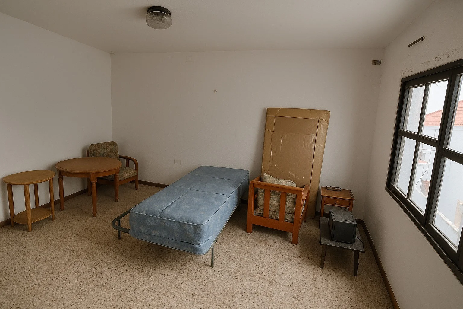 Otra vista de la estancia con ventana y mobiliario.