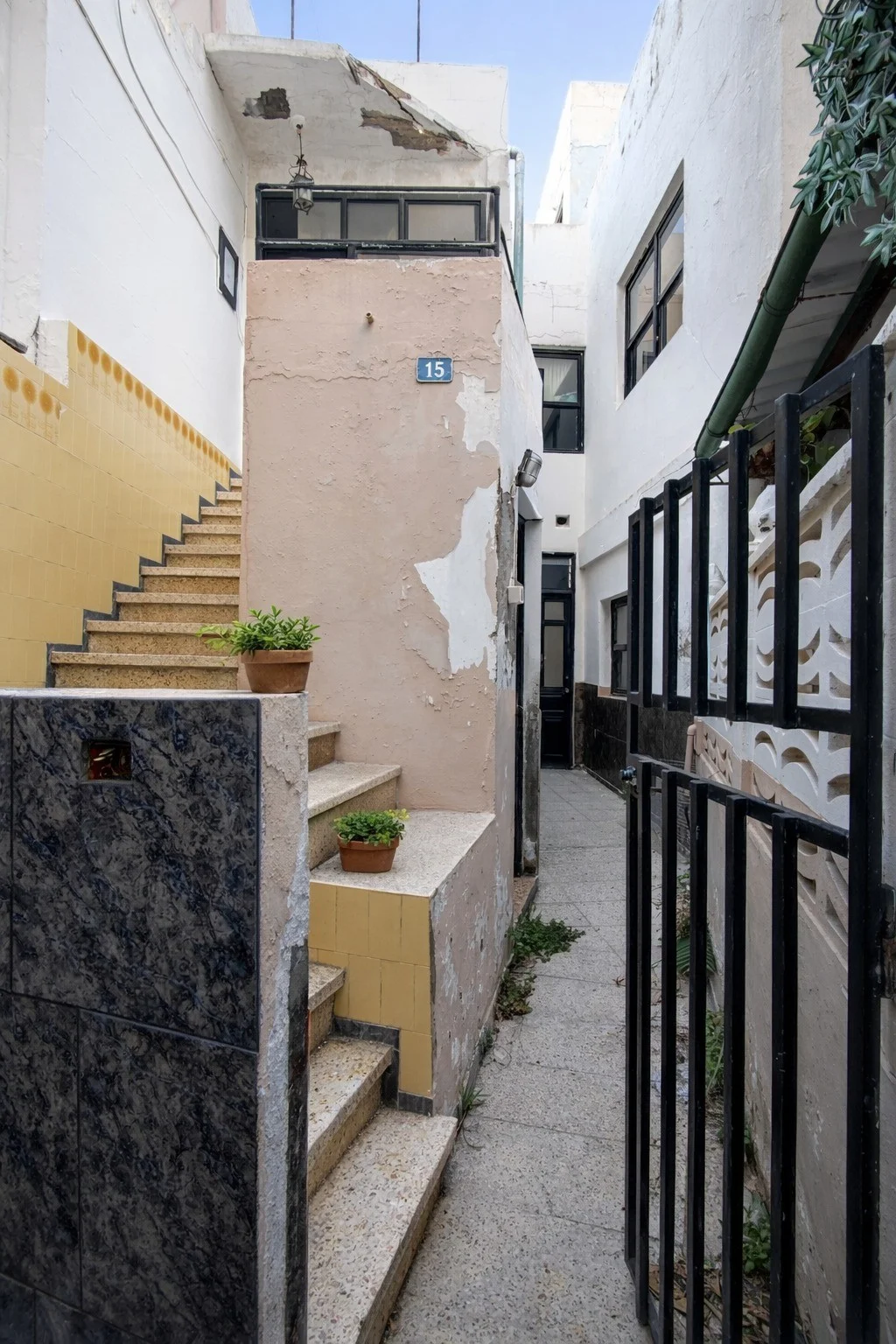 Exterior de la casa junto a una calle escalonada de Tazacorte.