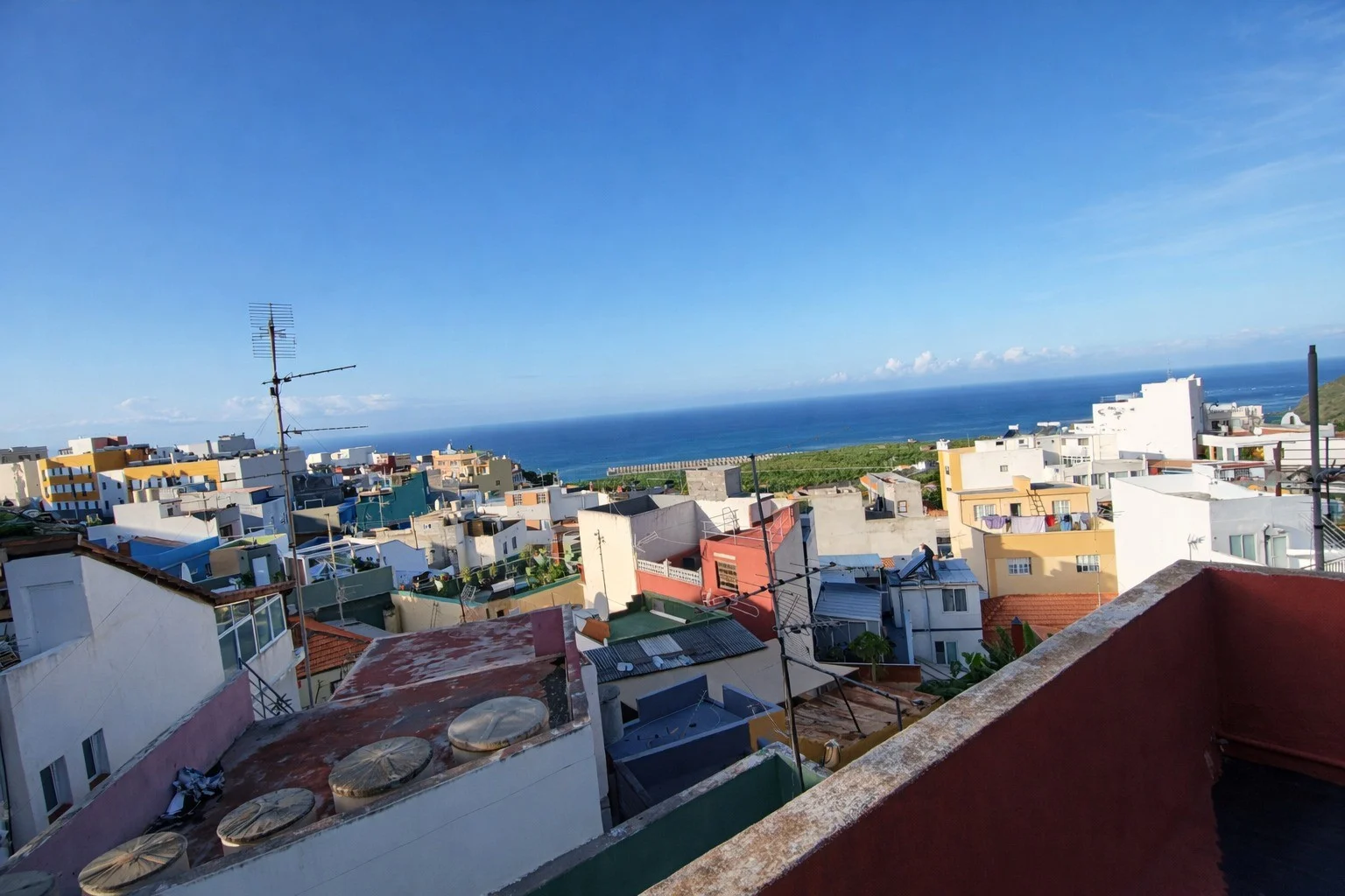 Vistas sobre los tejados de Tazacorte hacia el Atlántico.