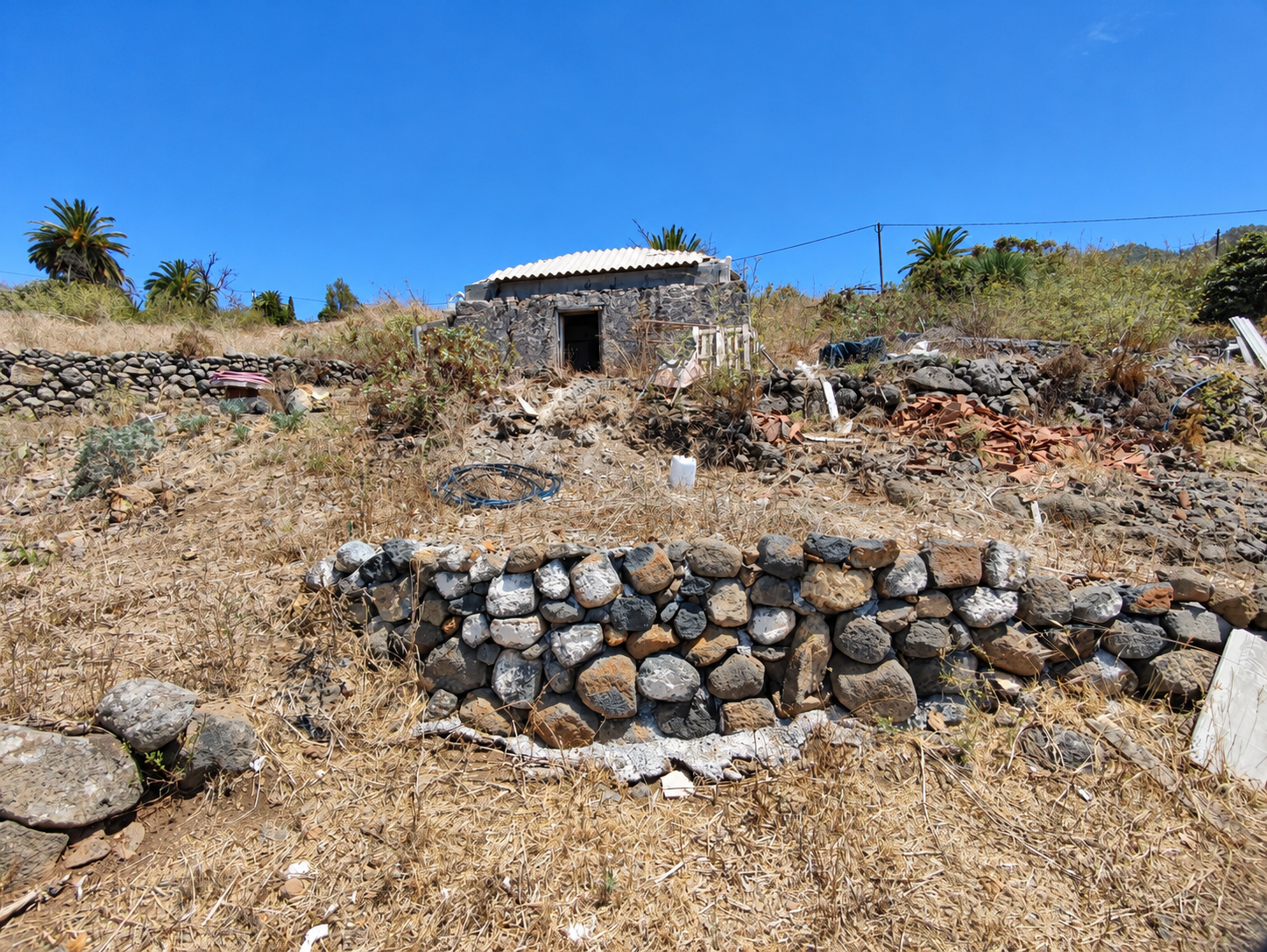Vista frontal de la pequeña construcción canaria en su estado actual
